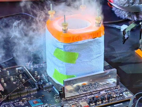 DDR5-11200距世界纪录只差54MHz！大神HiCookie秀技嘉主板彪悍超频