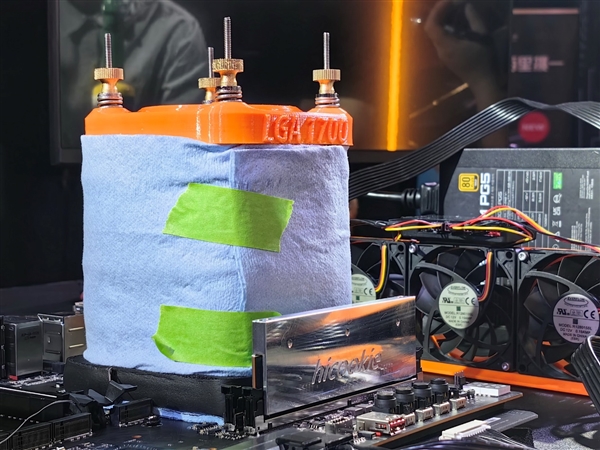 DDR5-11200距世界纪录只差54MHz！大神HiCookie秀技嘉主板彪悍超频