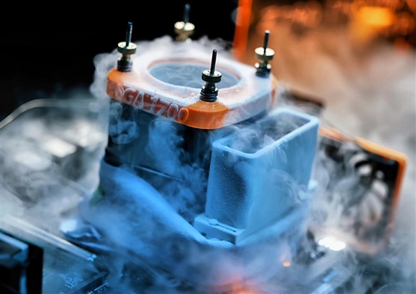 DDR5-11200距世界纪录只差54MHz！大神HiCookie秀技嘉主板彪悍超频