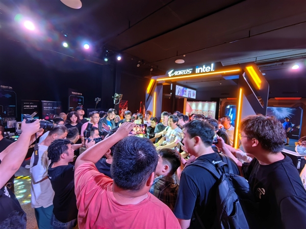 DDR5-11200距世界纪录只差54MHz！大神HiCookie秀技嘉主板彪悍超频