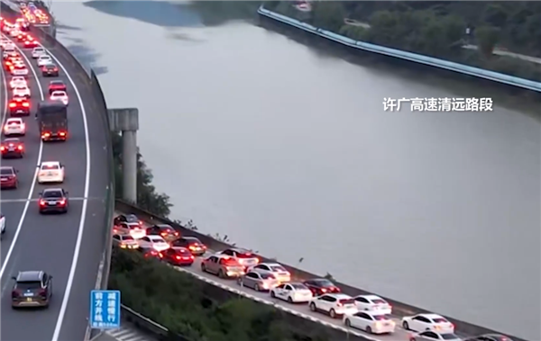 假期第一天哪座城市最堵？航拍多地高速拥堵 尾灯连成红线！