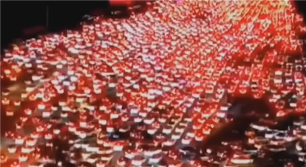 假期第一天哪座城市最堵？航拍多地高速拥堵 尾灯连成红线！