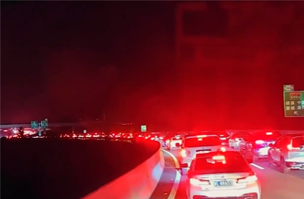 假期第一天哪座城市最堵？航拍多地高速拥堵 尾灯连成红线！