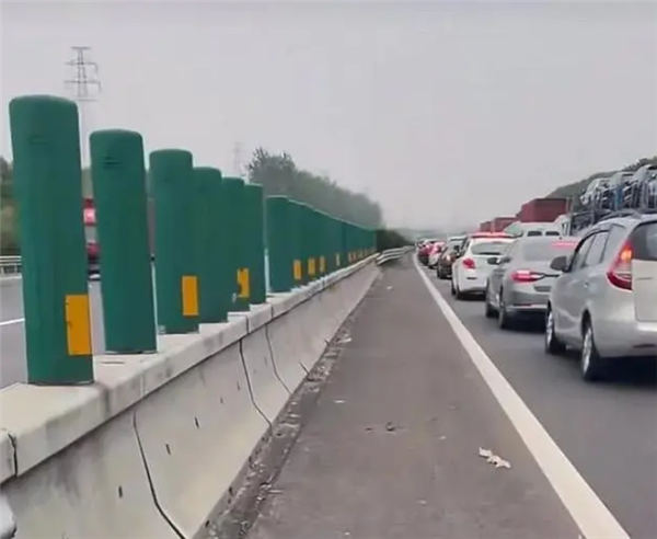 假期第一天哪座城市最堵？航拍多地高速拥堵 尾灯连成红线！