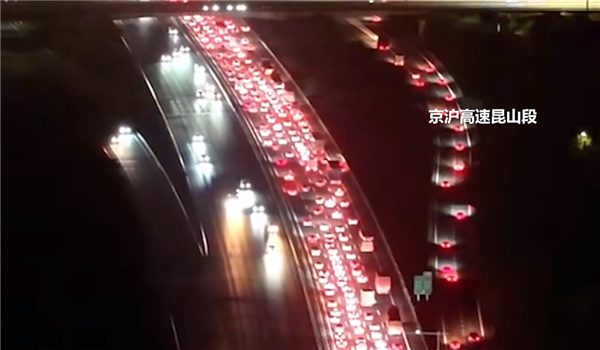 假期第一天哪座城市最堵？航拍多地高速拥堵 尾灯连成红线！