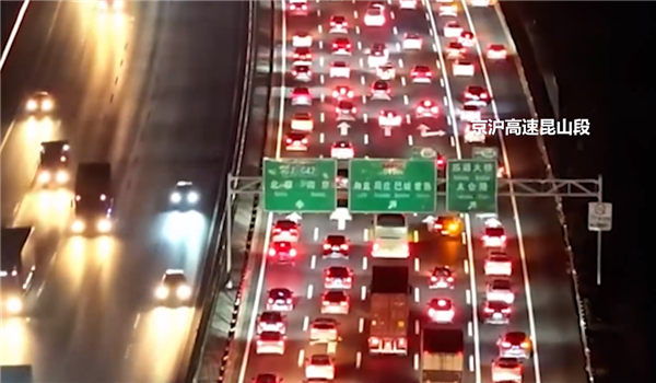 假期第一天哪座城市最堵？航拍多地高速拥堵 尾灯连成红线！