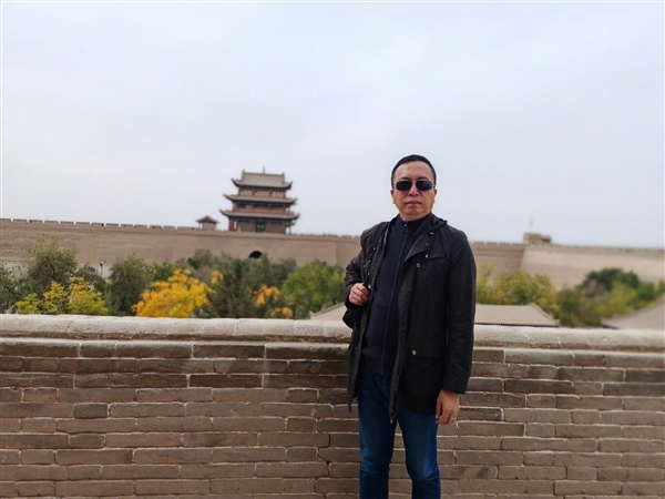 看天下第一雄关！荣耀CEO赵明晒西北旅游照：第一次把边塞诗与现实世界结合 极其震撼