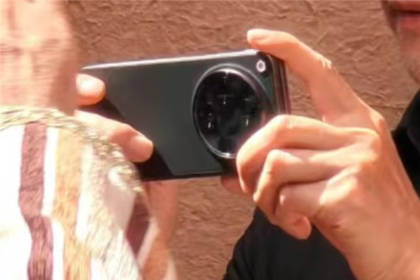 一加折叠屏手机来了：超大圆形镜组 预计10月19日发布