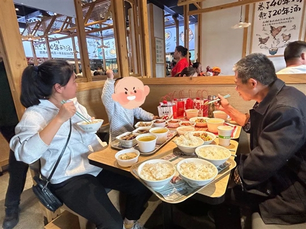 请全国人民免费吃饭 老乡鸡还真不把老乡当外人