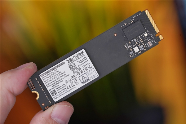 狂飙7000MB/s！长江存储PC411 1TB SSD图赏