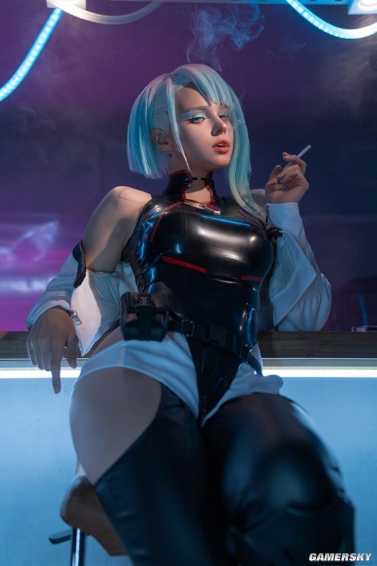 俄妹COS《博德之门3》影心：纤腰皮裤凸显身材