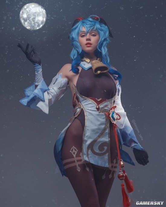 俄妹COS《博德之门3》影心：纤腰皮裤凸显身材