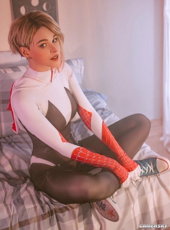 俄妹COS《博德之门3》影心：纤腰皮裤凸显身材