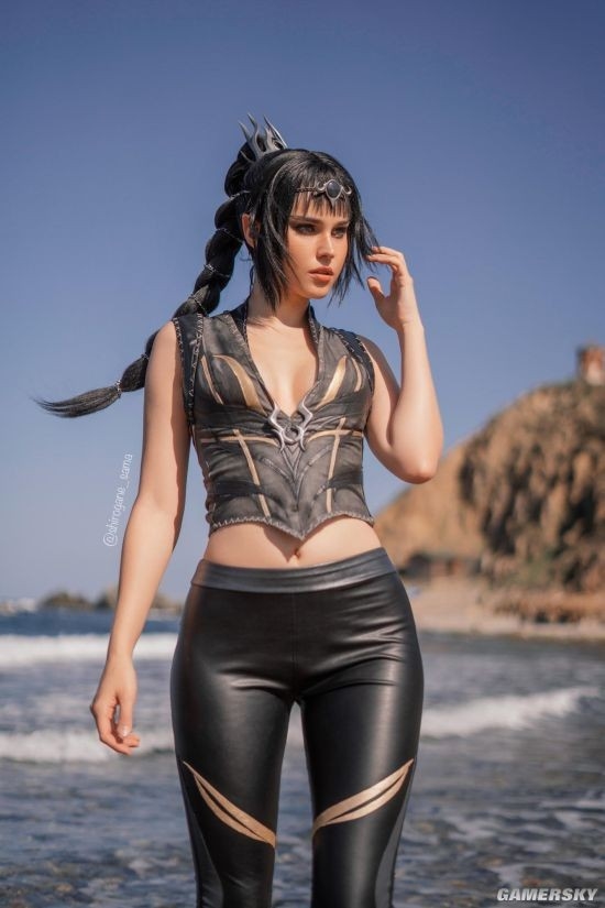 俄妹COS《博德之门3》影心：纤腰皮裤凸显身材