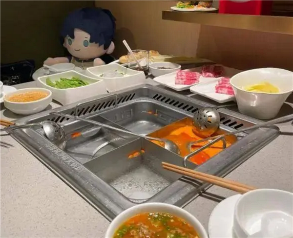 海底捞拒绝给玩偶过生日 顾客吐槽引网友争议：官方回应了