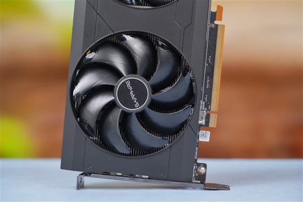 中国特供！蓝宝石AMD RX 6750 GRE 10GB白金版图赏