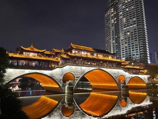 苹果CEO库克到访成都 晒iPhone 15样张引热议：华为等国产机出战