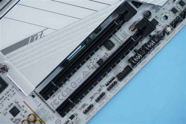 疯狂堆料！技嘉钛雕Z790 AORUS PRO X主板图赏