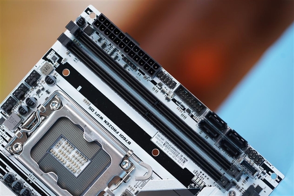 14代酷睿座驾！七彩虹CVN B760I FROEN WIFI D5 V20登陆舰图赏