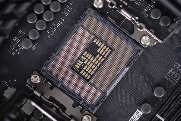 支持14代酷睿！ROG MAXIMUS Z790 DARK HERO主板图赏