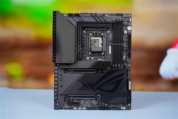 支持14代酷睿！ROG MAXIMUS Z790 DARK HERO主板图赏