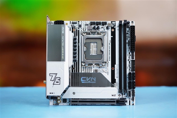 14代酷睿座驾！七彩虹CVN B760I FROEN WIFI D5 V20登陆舰图赏