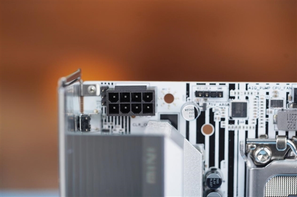 14代酷睿座驾！七彩虹CVN B760I FROEN WIFI D5 V20登陆舰图赏