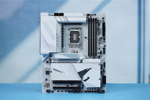 疯狂堆料！技嘉钛雕Z790 AORUS PRO X主板图赏