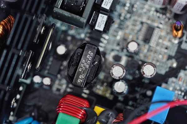 支持ATX 3.0/PCIe 5.0！鑫谷昆仑MU-1000G冰山版电源图赏