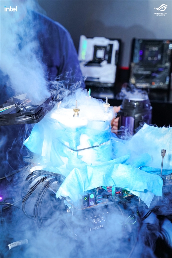 ROG Z790 APEX ENCORE板皇首秀：14代酷睿创纪录超频9044MHz！内存高达11614MHz