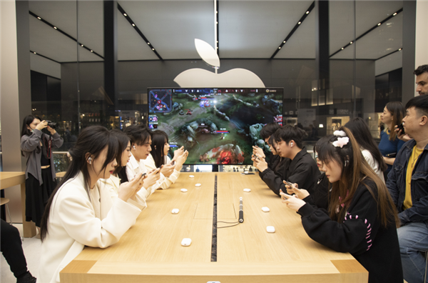 库克悄悄去了趟成都 居然还看了一场《王者荣耀》比赛