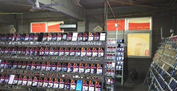 团伙用26000部手机刷直播间人气：现场曝光 目瞪口呆