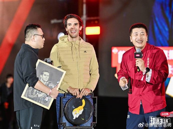 网红老师张雪峰与卡卡拥抱圆儿时梦 还问卡卡考不考研