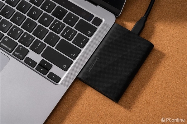 2000MB/s读写傲视群雄!三星移动固态硬盘T9上手