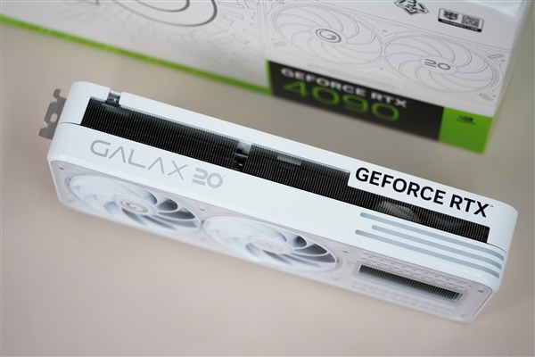 纯白典雅 隐藏式供电口！影驰RTX 4090 20周年纪念版显卡图赏