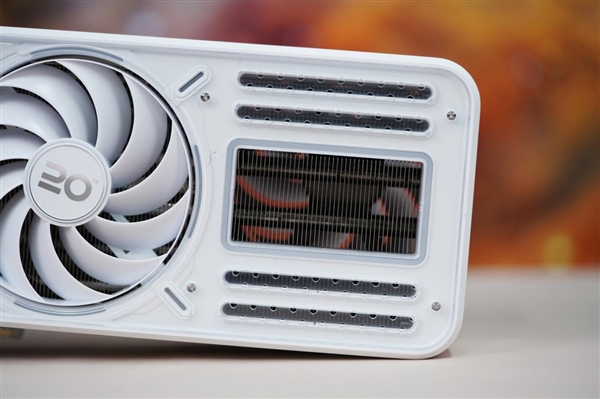 纯白典雅 隐藏式供电口！影驰RTX 4090 20周年纪念版显卡图赏