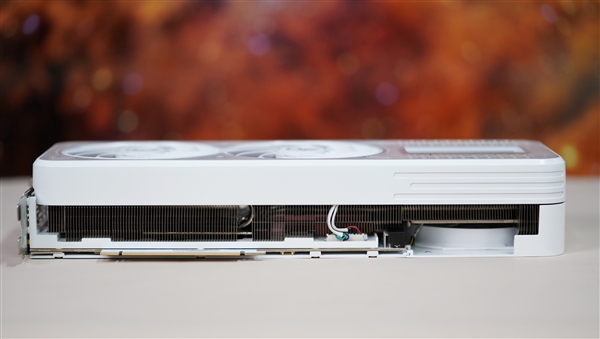 纯白典雅 隐藏式供电口！影驰RTX 4090 20周年纪念版显卡图赏