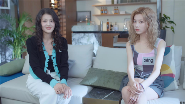 玩这个被美女包围的游戏:我骗了哥们儿 也骗了自己