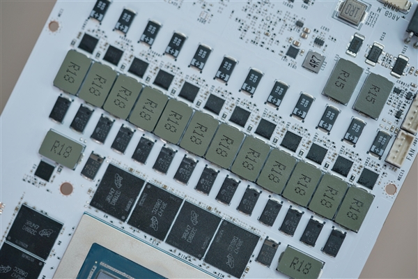 纯白典雅 隐藏式供电口！影驰RTX 4090 20周年纪念版显卡图赏