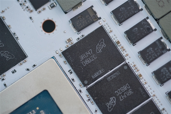 纯白典雅 隐藏式供电口！影驰RTX 4090 20周年纪念版显卡图赏