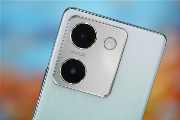 vivo史上最轻薄5000mAh手机！vivo Y100图赏