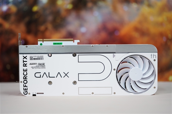纯白典雅 隐藏式供电口！影驰RTX 4090 20周年纪念版显卡图赏
