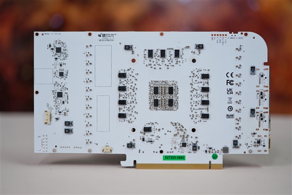 纯白典雅 隐藏式供电口！影驰RTX 4090 20周年纪念版显卡图赏