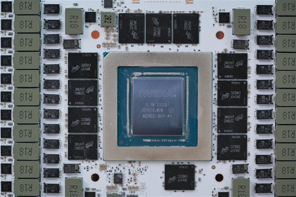 纯白典雅 隐藏式供电口！影驰RTX 4090 20周年纪念版显卡图赏