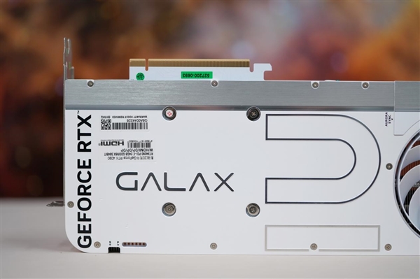 纯白典雅 隐藏式供电口！影驰RTX 4090 20周年纪念版显卡图赏