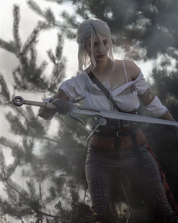 俄罗斯辣妹COS《巫师3》希里美图：半遮半掩热辣身材