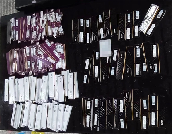 真“移动内存”！男子腰缠275根内存条入境被查：又是威刚