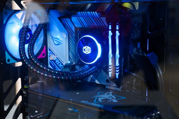 酷冷至尊机电散新品齐发：10万的电竞舱、4.3万的液冷主机、3万的“鞋子”