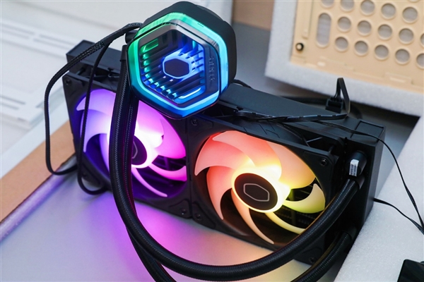 酷冷至尊机电散新品齐发：10万的电竞舱、4.3万的液冷主机、3万的“鞋子”