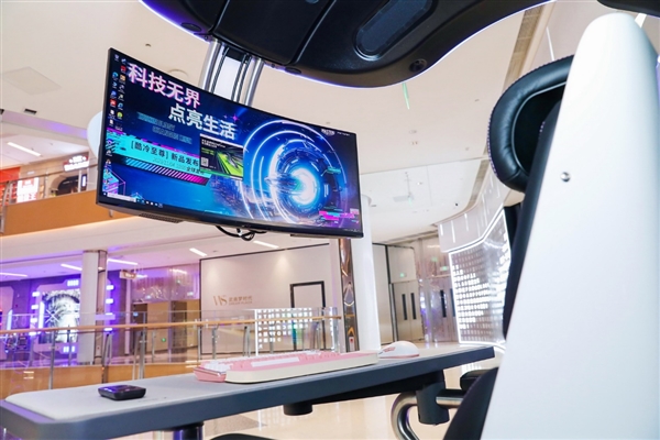 酷冷至尊机电散新品齐发：10万的电竞舱、4.3万的液冷主机、3万的“鞋子”